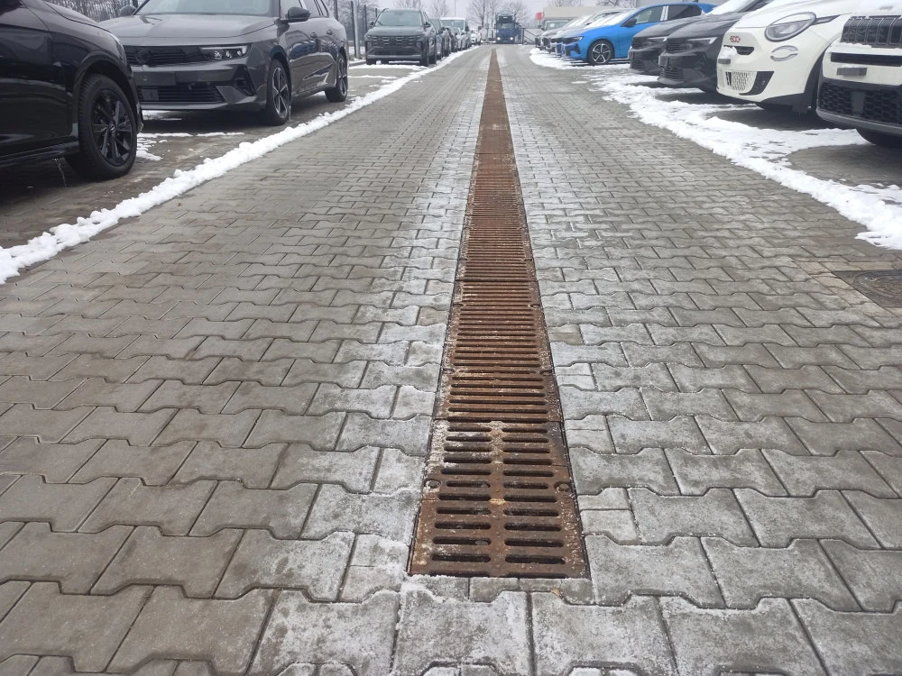 Odwodnienia liniowe Warszawa - Inwestycja w salonie sprzedaży samochodów